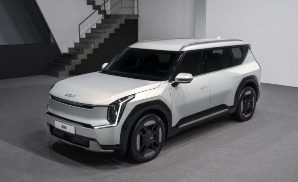 Kia разширява гамата си от електромобили в буквален и преносен смисъл с този SUV със среден размер, който ще се присъедини към конвенционалния Telluride. Производственият EV9 се придържа към масивния, правоъгълен вид, представен за първи път през 2021 г. Моделът ще предлага от шест до седем места и ще разполага с два 12,3-инчови екрана на арматурното табло.
Базовата версия ще има монтиран отзад двигател с мощност 215 к.с. и батерия от 76,1 kWh. Ще ускорява от 0 до 100 км/ч за 8,2 секунди. Версията Long Range ще има мощност от 201 к.с. и ще ускорява до 100 км/ч за 9,4 секунди. Въпреки това батерията му ще предлага пробег от около 500 км с едно зареждане.
